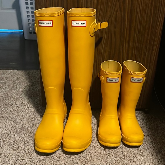 Hunter Shoes - Both pair were worn less than 5 times
Adult:size8
Child:size13